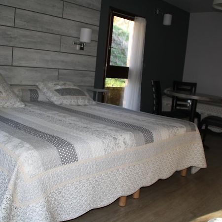 Hotel Restaurant Aux Genets D'Or Mandailles-Saint-Julien ภายนอก รูปภาพ