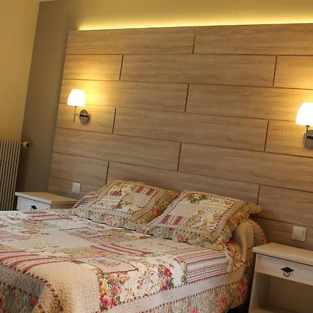 Hotel Restaurant Aux Genets D'Or Mandailles-Saint-Julien ภายนอก รูปภาพ