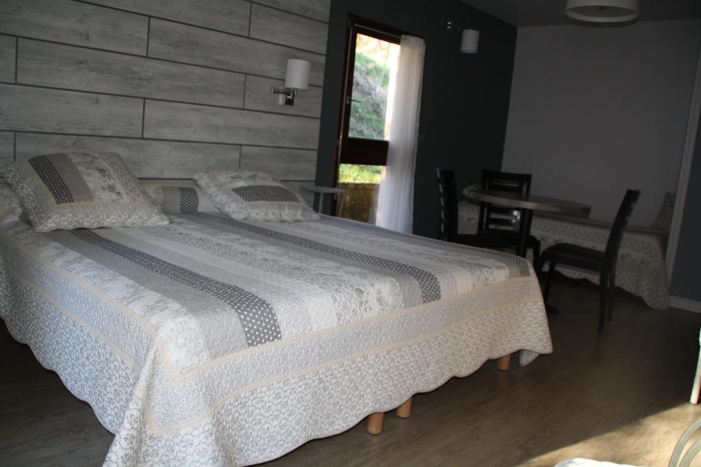 Hotel Restaurant Aux Genets D'Or Mandailles-Saint-Julien ภายนอก รูปภาพ
