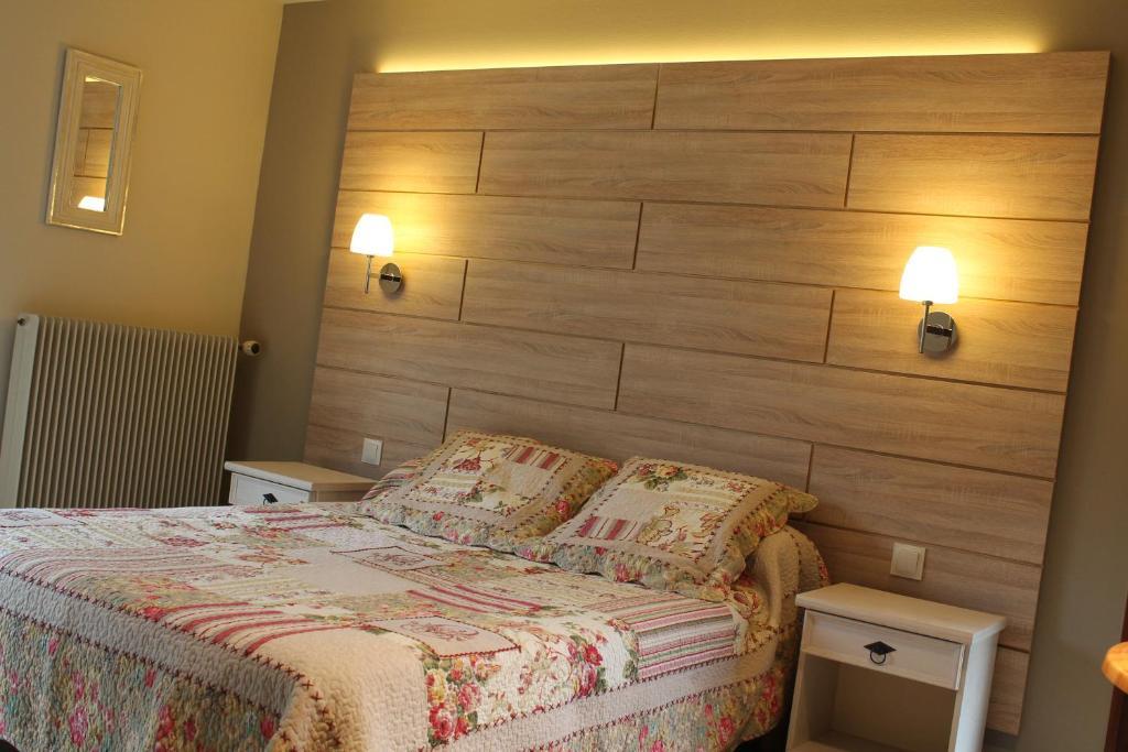 Hotel Restaurant Aux Genets D'Or Mandailles-Saint-Julien ภายนอก รูปภาพ