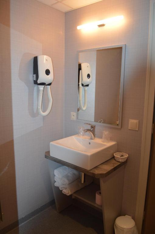 Hotel Restaurant Aux Genets D'Or Mandailles-Saint-Julien ภายนอก รูปภาพ